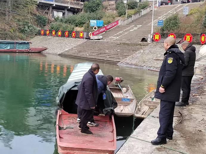 春運第一天，芷江水運事務中心執(zhí)法人員去碧涌大垅進行安全巡查，確保水上交通安全！ (4)